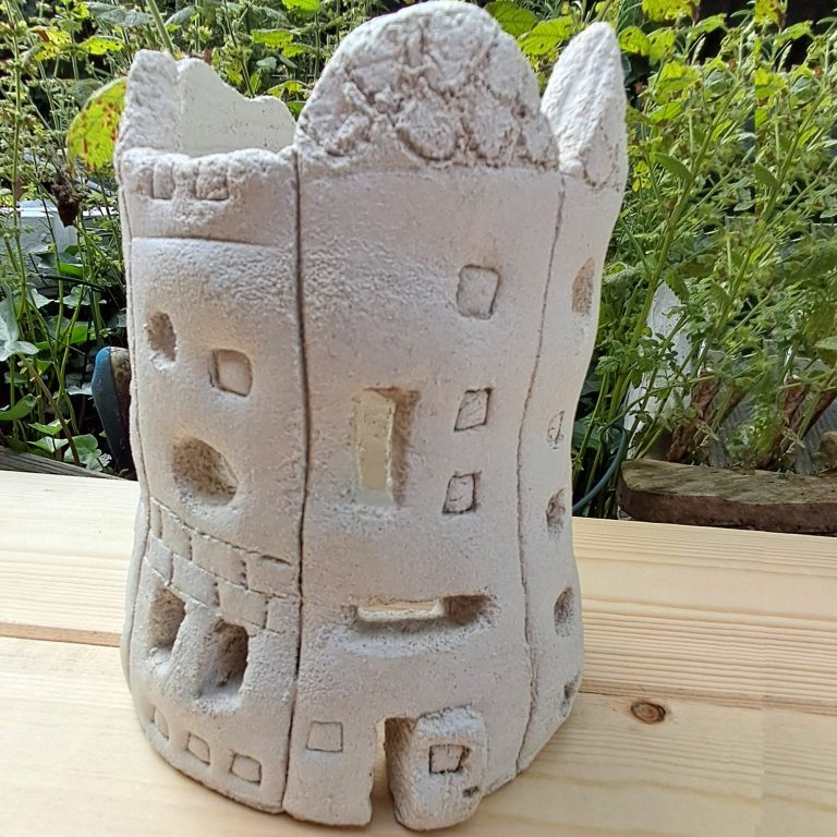 Handgemachter Lichtturm aus Beton als Gartendeko